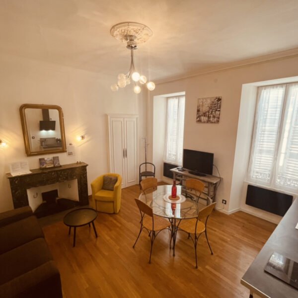 Salon chez Gîte Le Payan à Gap en Hautes-Alpes en Provence-Alpes-Côte-d'Azur