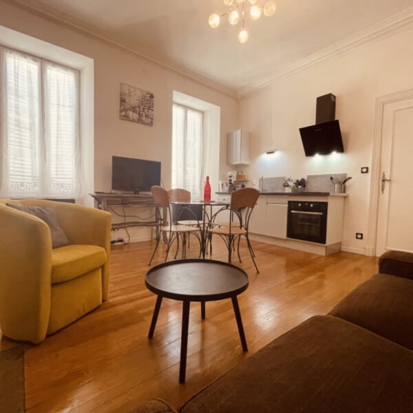 Salon avec cuisine chez Gîte Le Payan à Gap en Hautes-Alpes en Provence-Alpes-Côte