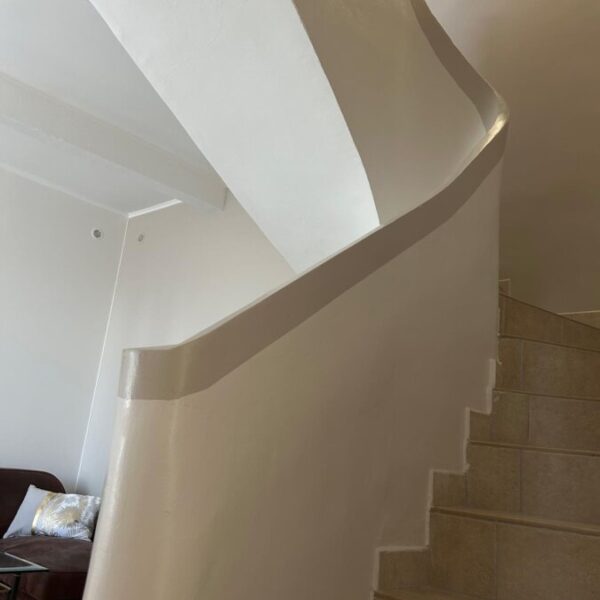 Escalier gite Château Périès - gite acceptant les chiens à Nissan lez Ensérune