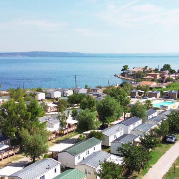 Vu aérienne au Camping Félix de la Bastide à Saint-Mitre-les-Remparts en Bouches-du-Rhône en Provence-Alpes-Côte d'Azur