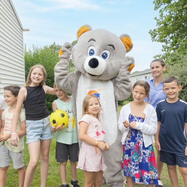 La mascotte et les enfants au camping Domaine de Bréhadour