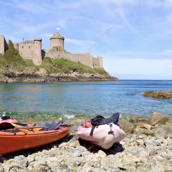 Excursion à la découverte des lieux historiques au fil de l'eau avec Emeraude Aventure Saint-Cast-le-Guildo en Bretagne sur la Cote d'Emeraude en Ille et Vilaine