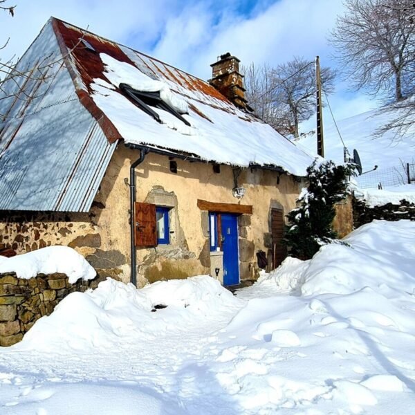 Exterieur avec neige à La Bergerie du Sancy -Volcans à 4 Pattes en Picherande à Puy-de-Dôme en Auvergne-Rhône-Alpes