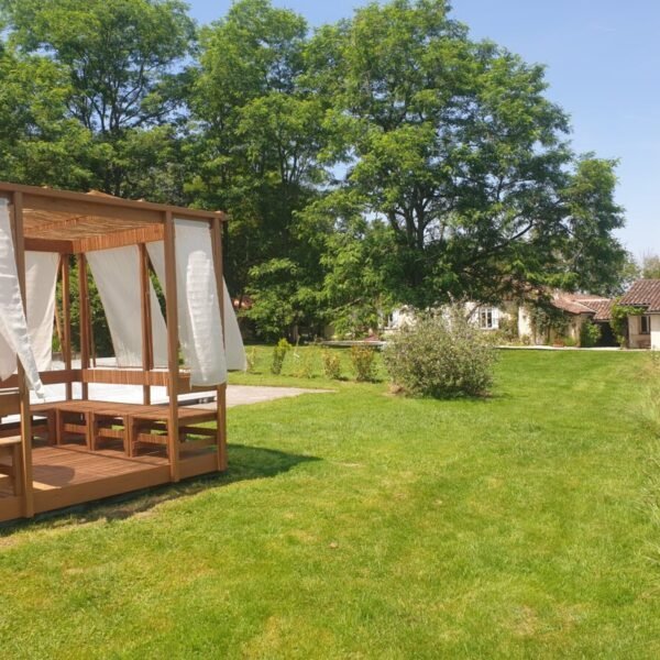 Pergola romantique dans le jardin du Gîte En Françaison dans le Gers proche d'Auch en Occitanie dans le Sud de France