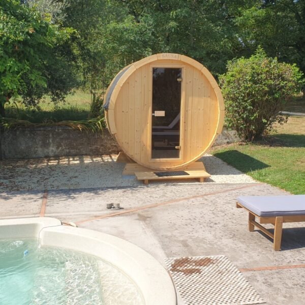 Piscine, sauna, dans le grand jardin du Gîte En Françaison dans le Gers proche d'Auch en Occitanie dans le Sud de France