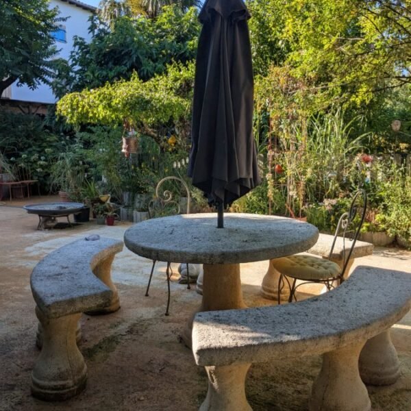 Jardin avec table et chaises des Chambres d'hôtes Les Tournesols en Beaujolais près de Mâcon en Saône-et-Loire en Bourgogne