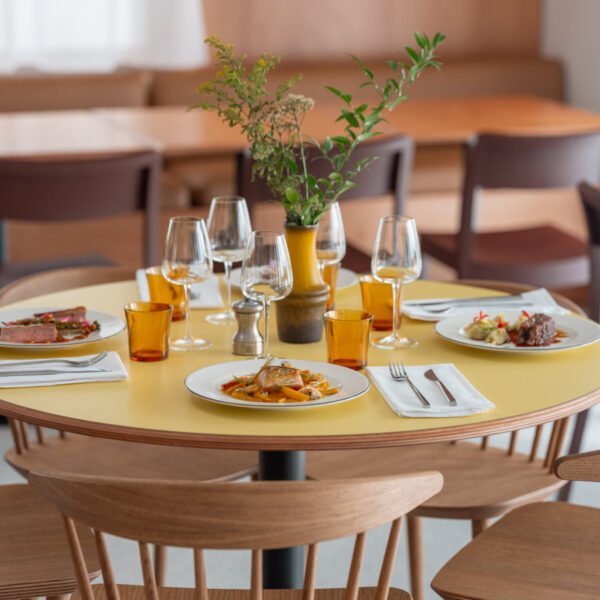 Table dans la Salle de restaurant de l'Hôtel Vertime aux Sables d'Olonne en Vendée sur la Côte Atlantique