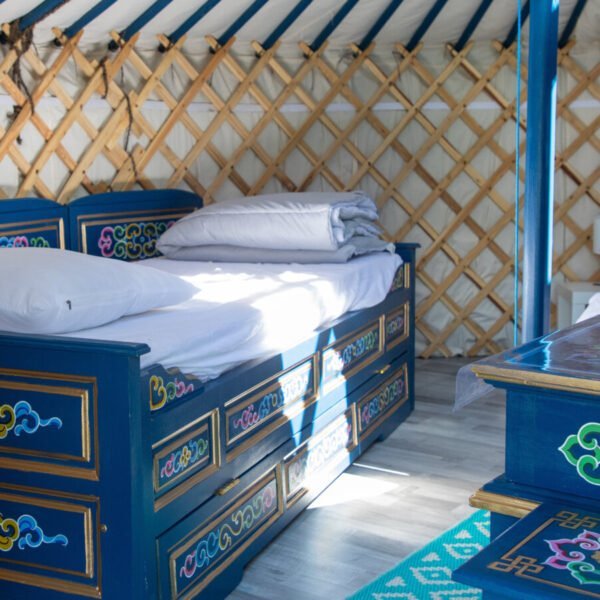 Intérieur d'une Yourte mongole chez Les Insolites de la Baie, Camping insolite en Normandie près de Le Tréport et Mers les Bains en Baie de Somme