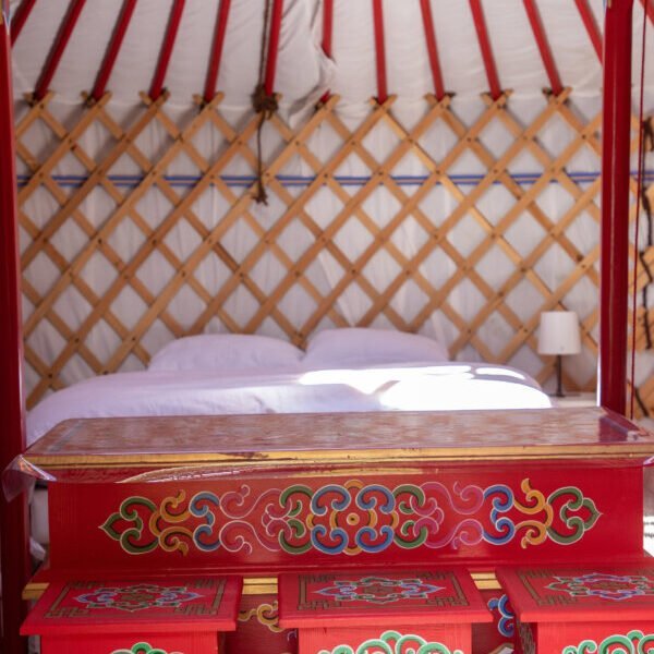 Intérieur d'une Yourte mongole chez Les Insolites de la Baie, Camping insolite en Normandie près de Le Tréport et Mers les Bains en Baie de Somme