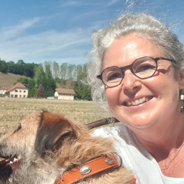 Anne et son chien, pour vous accueillir au Gîte Le Clos des Laves 100% Dogfriendly en Auvergne dans le Puy de Dôme aux portes du Massif du Sancy