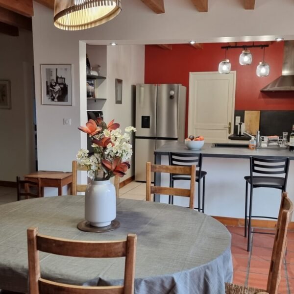 Espace repas et cuisine ouverte au Gîte Le Clos des Laves 100% Dogfriendly en Auvergne dans le Puy de Dôme aux portes du Massif du Sancy