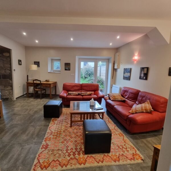 Salon confortable au Gîte Le Clos des Laves 100% Dogfriendly en Auvergne dans le Puy de Dôme aux portes du Massif du Sancy