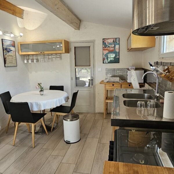 Coin repas et cuisine aménagée du Gîte Le Platane à Cuers dans le Var en Provence