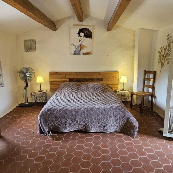Grand lit du Gîte Le Platane à Cuers dans le Var en Provence