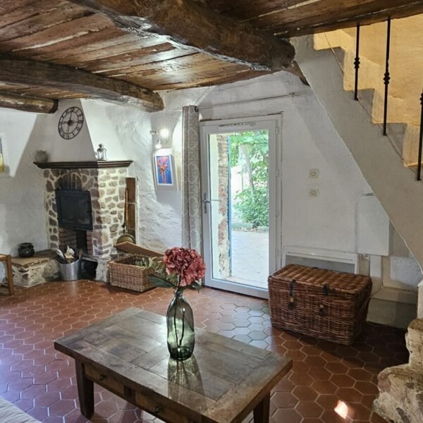 Salon avec cheminée du Gîte Le Platane à Cuers dans le Var en Provence