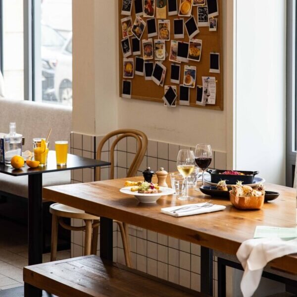 tables et chaises chez Bistrot le Saint Jean à Bordeaux en Gironde en Nouvelle-Aquitaine