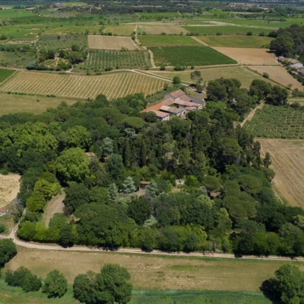 Vue aérienne du Gite Le Hameau de Cure dans l'Hérault à Cazouls-lès-Béziers en Occitanie