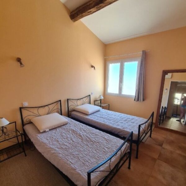 Chambre avec deux lits simples au Gite Le Hameau de Cure dans l'Hérault à Cazouls-lès-Béziers en Occitanie