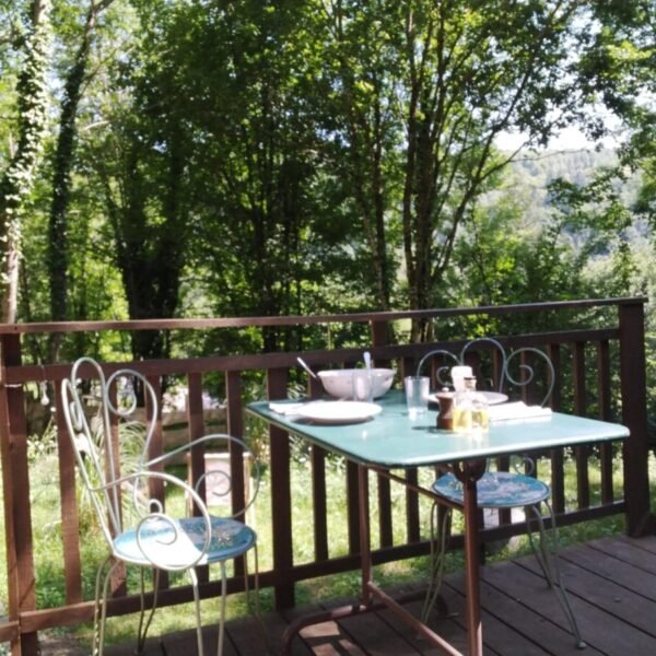 Table pour deux sur la terrasse de la Roulotte de Terra Bosca, Logement insolite au cœur du Tarn dans le Haut Languedoc
