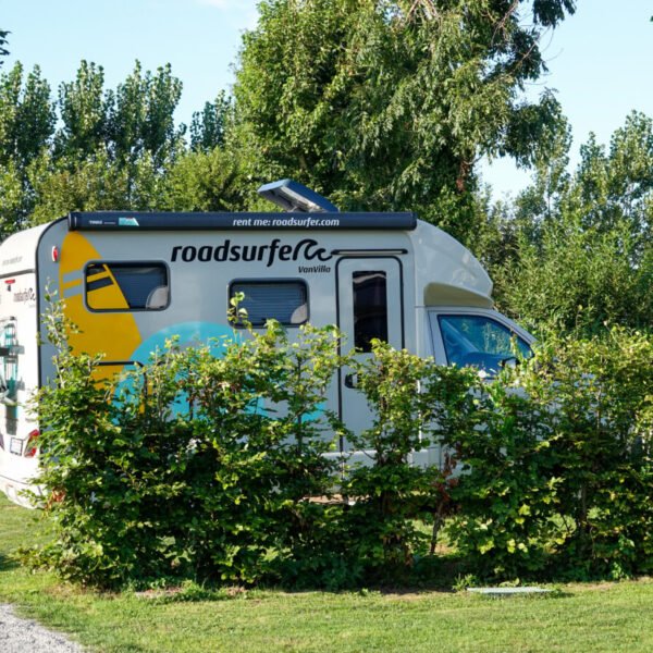 Camping car au Camping Abijune près d'Etretat en Normandie sur le littoral de la Seine Maritime