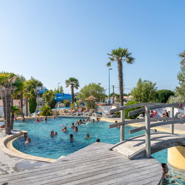 Espace aquatique ludique du Camping l'Abri Des Pins en Vendée à Saint Jean de Monts sur la Côte Atlantique