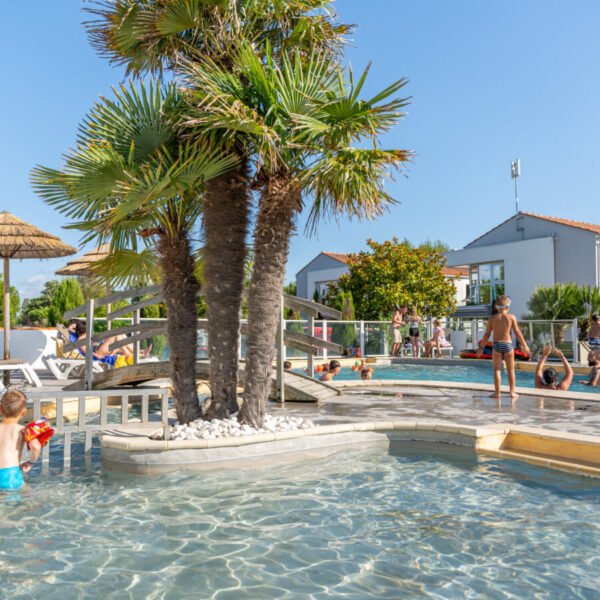 Espace aquatique ludique du Camping l'Abri Des Pins en Vendée à Saint Jean de Monts sur la Côte Atlantique