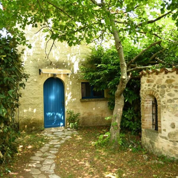 Entrée en pierres apparentes des Gîtes du Mas du Ranquet dans les Cévennes gardoises dans le Sud de la France