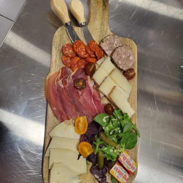 Planche à partager de l'Auberge de la Cesse à Mirepeisset -dans l'Aude dans le Sud de la France