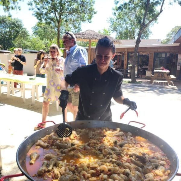Paella à l'Auberge de la Cesse à Mirepeisset -dans l'Aude dans le Sud de la France