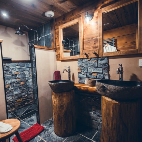 Salle de bain des Chalets Savoya Lodges Explora / Rustika / Utopia à Châtel en Haute Savoie dans les Alpes