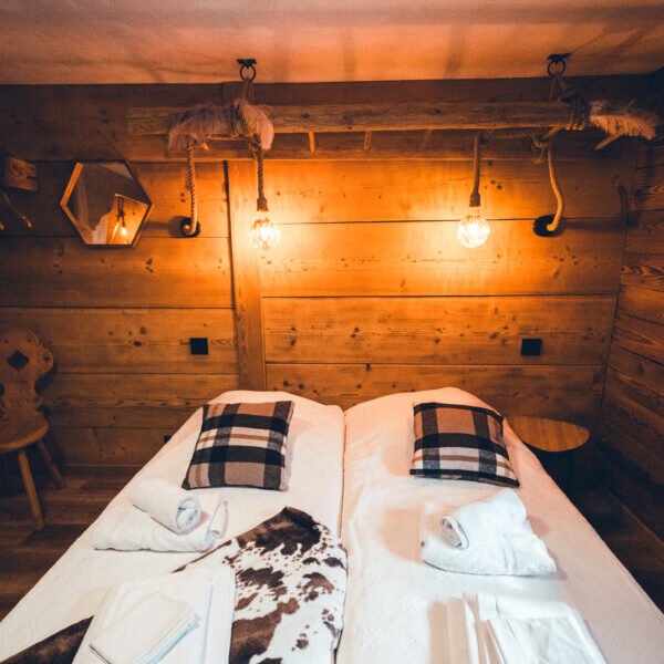 Chambre double des Chalets Savoya Lodges Explora / Rustika / Utopia à Châtel en Haute Savoie dans les Alpes
