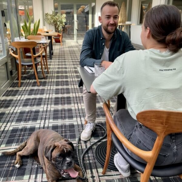 Chien et ses maîtres au restaurant dogfriendly de l'Hôtel Mercure Bordeaux Château Chartrons dans le Centre Historique de Bordeaux en Gironde