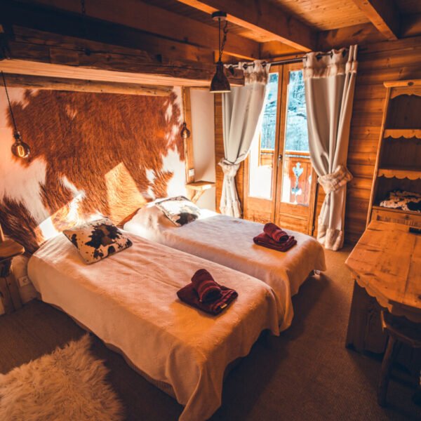 Chambre cosy avec deux lits simples au Chalet Alpina by Savoya Lodges à Châtel en Haute Savoie dans les Alpes