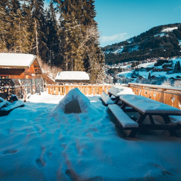 L'extérieur enneigé au Chalet Alpina by Savoya Lodges à Châtel en Haute Savoie dans les Alpes