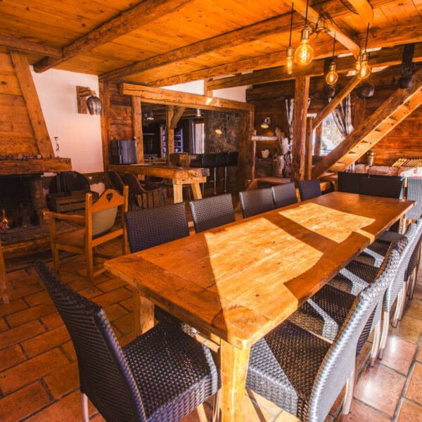 Grande table de salle à manger au Chalet Alpina by Savoya Lodges à Châtel en Haute Savoie dans les Alpes