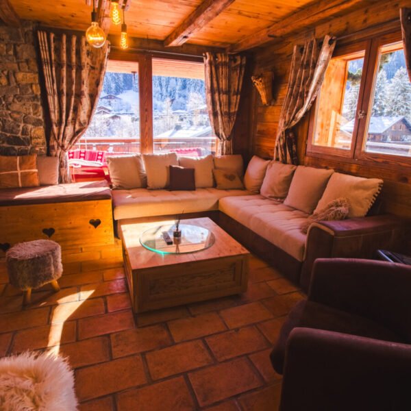 Salon avec vue montagne du Chalet Alpina by Savoya Lodges à Châtel en Haute Savoie dans les Alpes