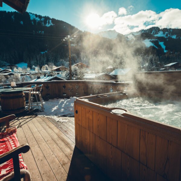 SPA sur la terrasse du Chalet Alpina by Savoya Lodges à Châtel en Haute Savoie dans les Alpes