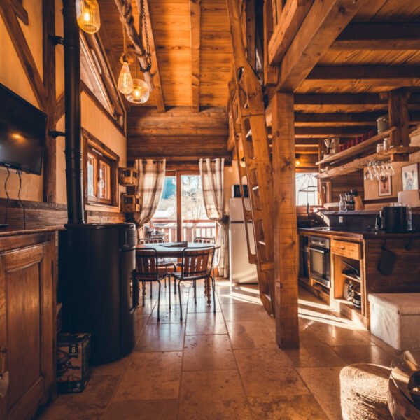 Pièce de vie avec poêle à bois des Chalets Savoya Lodges Explora / Rustika / Utopia à Châtel en Haute Savoie dans les Alpes
