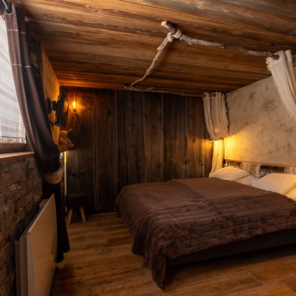 Chambre double des Chalets Savoya Lodges Explora / Rustika / Utopia à Châtel en Haute Savoie dans les Alpes