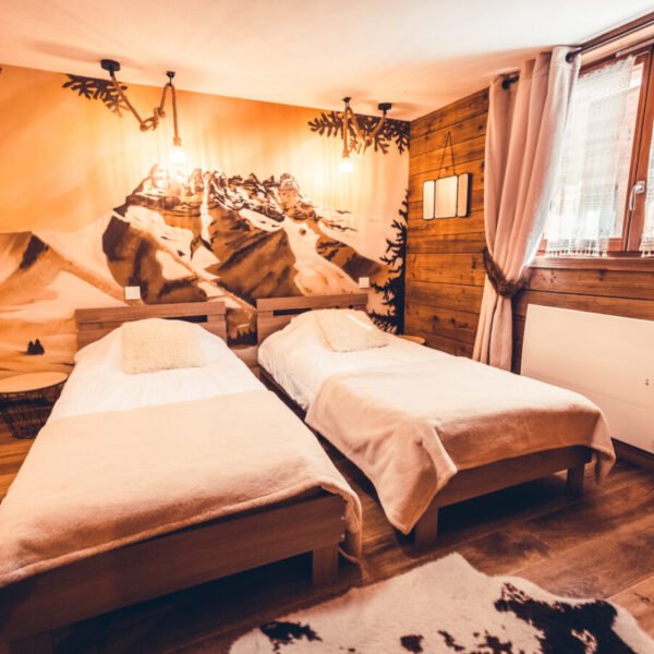Chambre avec deux lits des Chalets Savoya Lodges Explora / Rustika / Utopia à Châtel en Haute Savoie dans les Alpes