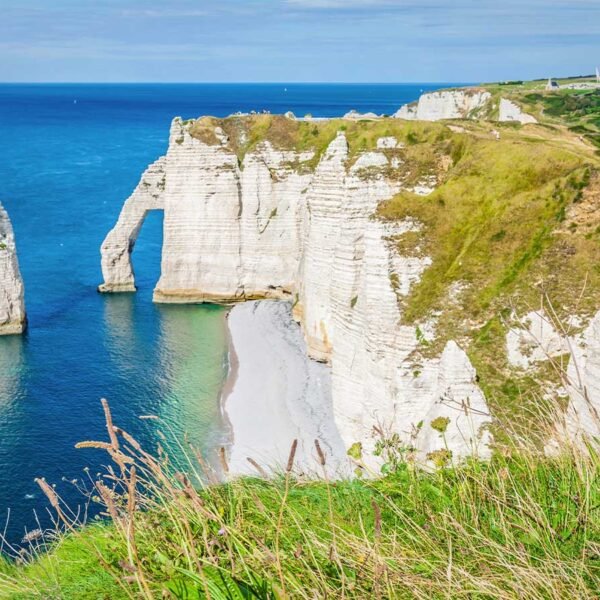 Vue sur les falaises proches du Camping Abijune près d'Etretat en Normandie sur le littoral de la Seine Maritime
