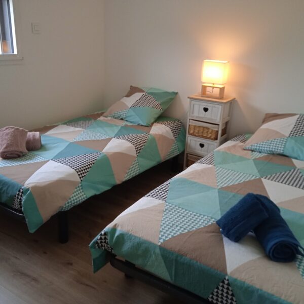 Chambre triple du Gîte La Salicorne en Bretagne dans le Finistère à Plouescat