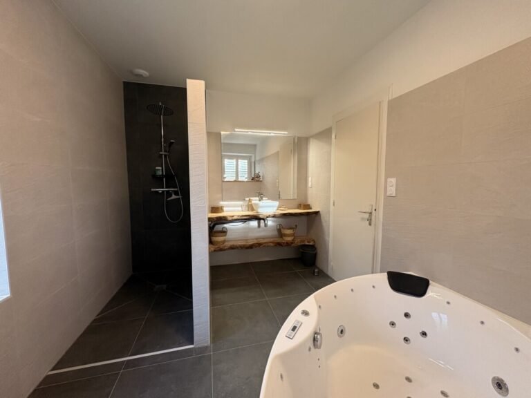 Salle de bain avec baignoire balnéo au Gîte Le Clos de Félicie dans les Vosges à La Bresse en Montagne