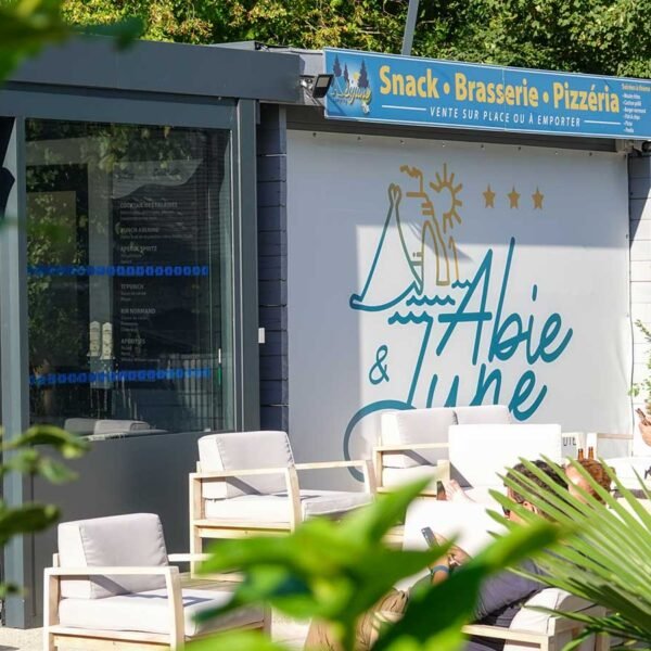 Terrasse du Camping Abijune près d'Etretat en Normandie sur le littoral de la Seine Maritime
