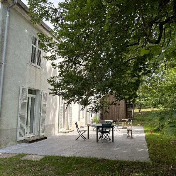 Terrasse dans le jardin clos du Gîte Le Clos de Félicie dans les Vosges à La Bresse en Montagne