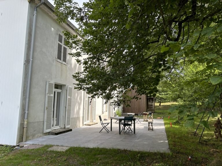 Terrasse dans le jardin clos du Gîte Le Clos de Félicie dans les Vosges à La Bresse en Montagne