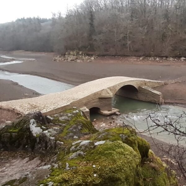 Ancien pont près de La Maison du Canal à Clamerey en Côte d'Or en Bourgogne