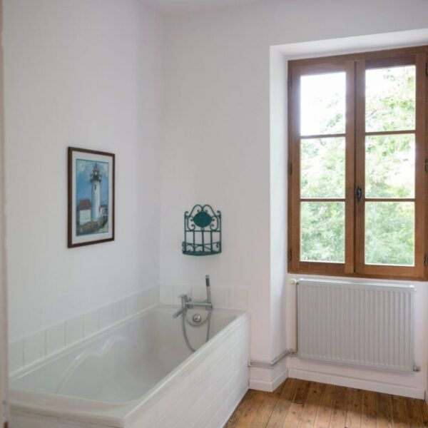 Salle de bain avec baignoire de la Maison des Artistes près de Bergerac en Dordogne dans le Sud de la France