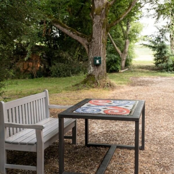 Salon extérieur de la Maison des Artistes près de Bergerac en Dordogne dans le Sud de la France