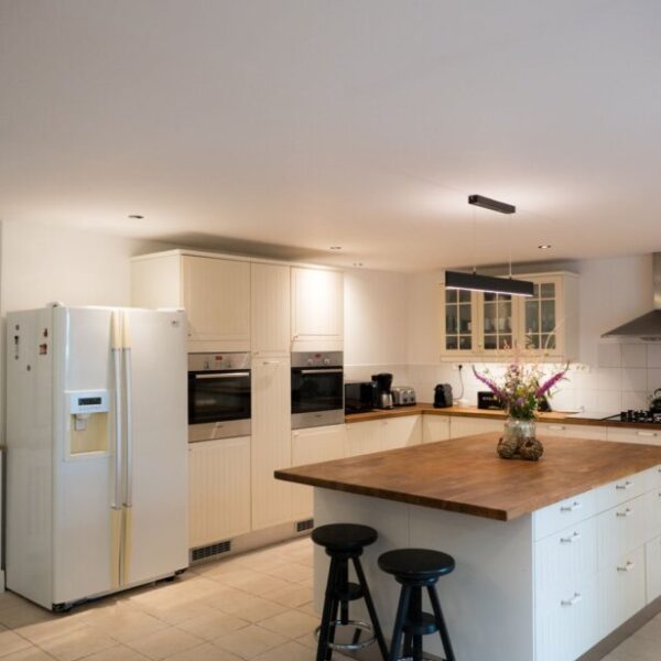 Cuisine moderne et toute équipée de la Maison des Artistes près de Bergerac en Dordogne dans le Sud de la France